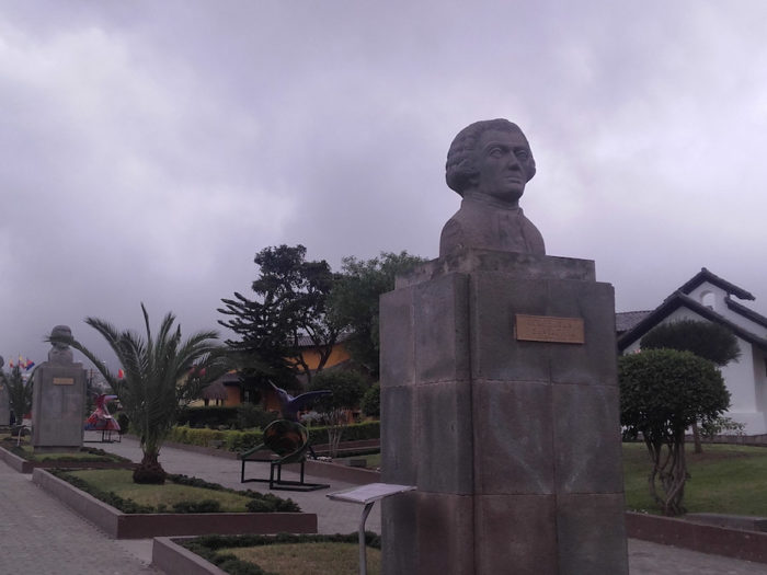 bust sculture mitad del mundo