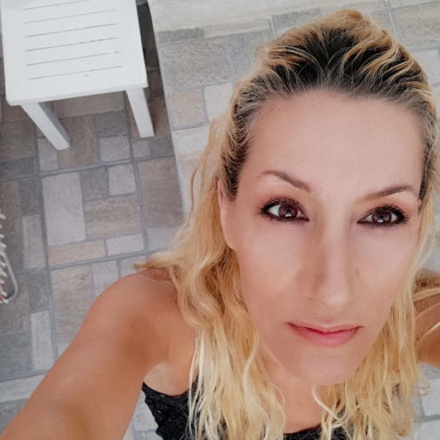 Alexandra Kollaros 7 skins selfie